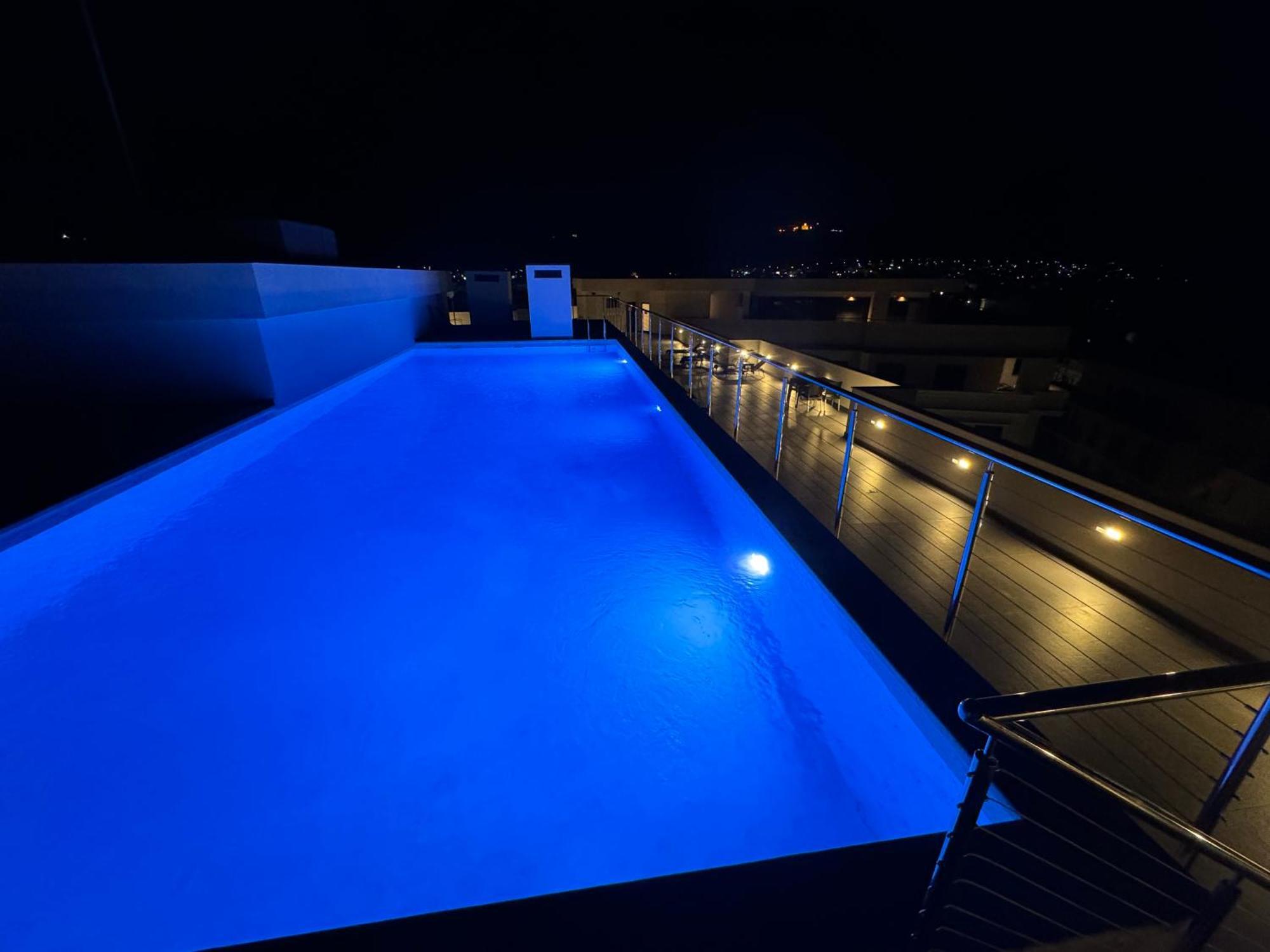 Epicenter Apartment *